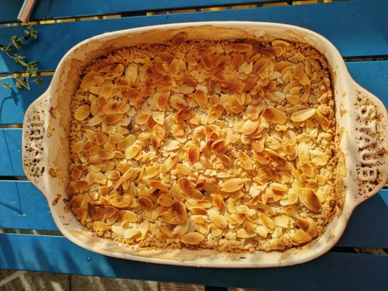 Easy and Delicious Homemade Pear Crumble Recipe, Saru's diary, Saru's not so secret diary, homemade easy recipes, autumn baking recipes, food recipes, pear, pear crumble, crumble recipes