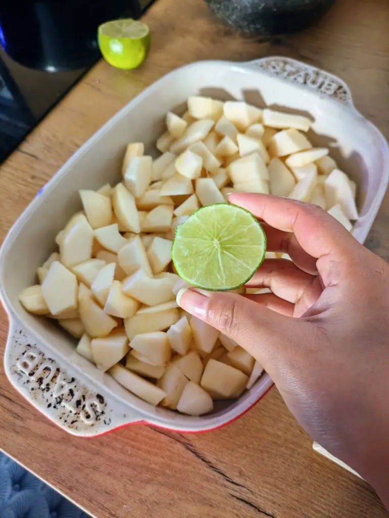 Easy and Delicious Homemade Pear Crumble Recipe, Saru's diary, Saru's not so secret diary, homemade easy recipes, autumn baking recipes, food recipes, pear, pear crumble, crumble recipes