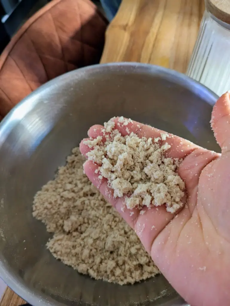 Easy and Delicious Homemade Pear Crumble Recipe, Saru's diary, Saru's not so secret diary, homemade easy recipes, autumn baking recipes, food recipes, pear, pear crumble, crumble recipes