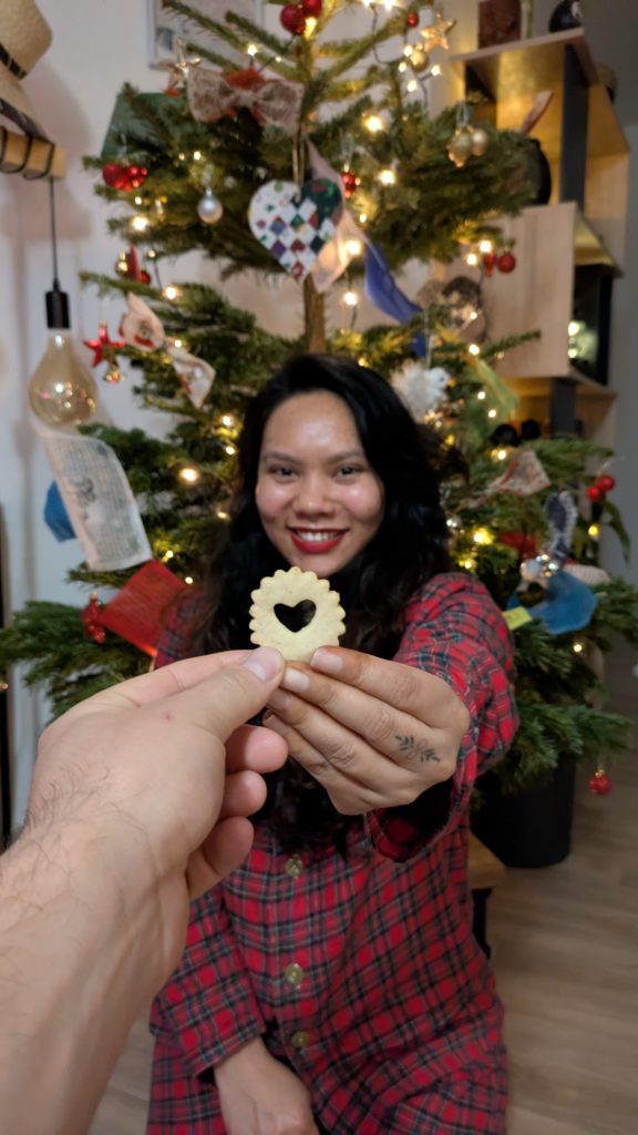 Linzer Augen Christmas Cookies , Christmas cookies , Linz eyes, cookies recipe, Christmas baking, baking cookies, sari's diary, sari's not so secret diary