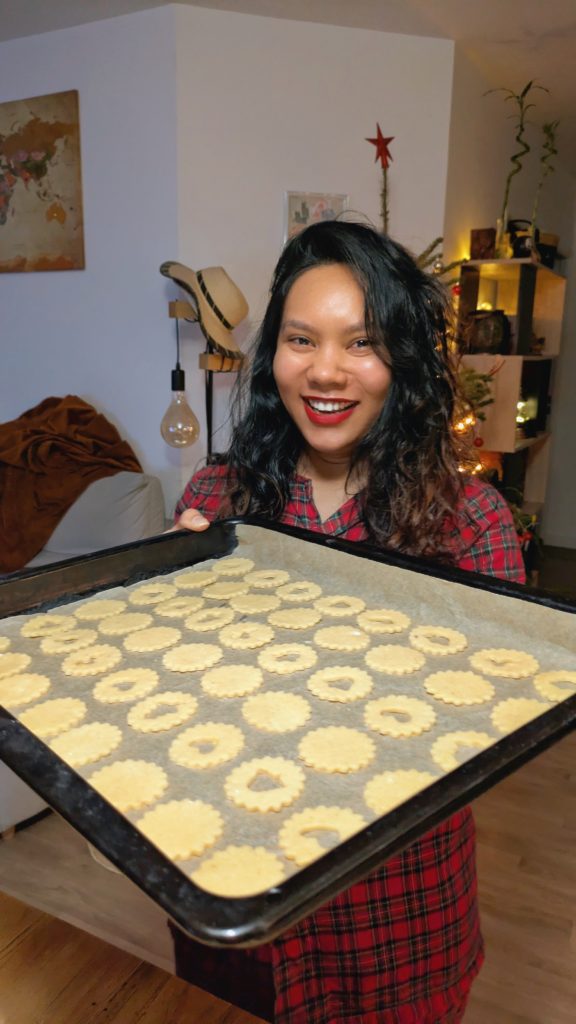 Linzer Augen Christmas Cookies , Christmas cookies , Linz eyes, cookies recipe, Christmas baking, baking cookies, sari's diary, sari's not so secret diary