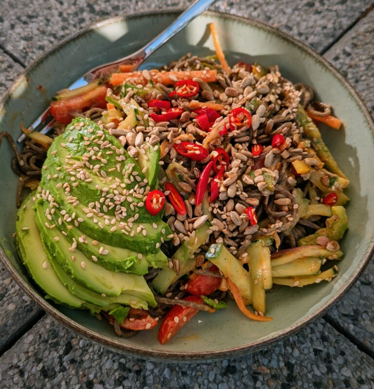 Spicy Peanut Butter Soba Noodles Recipe — Quick, Flavor-Packed & Nutty, spicy peanut butter soba noodles, topped with fresh cucumber, carrots, bell peppers, avocado, and sesame seeds, soba noodle bowl, peanut sauce, fresh vegetables, cilantro garnish, healthy soba noodle salad, peanut sauce, cilantro, sesame seeds, saru's not so secret diary, saru's diary