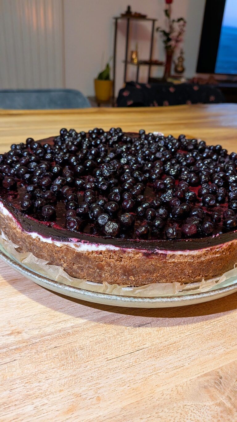 No Bake Blueberry Cheesecake Recipe, Dessert recipe, no bake dessert recipe, food blog, saru's diary, saru's not so secret diary, no bake cheesecake recipe, cheesecake, blueberry recipe, blueberry cake, blueberry cheesecake with gelatin, blueberry cheesecake with mascarpone and heavy cream, saru's diary, saru's not so secret diary, food blog, food recipe, no bake cake recipe