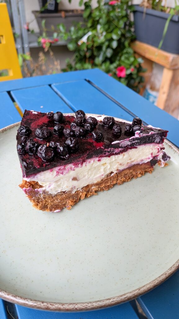 No Bake Blueberry Cheesecake Recipe, Dessert recipe, no bake dessert recipe, food blog, saru's diary, saru's not so secret diary, no bake cheesecake recipe, cheesecake, blueberry recipe, blueberry cake, blueberry cheesecake with gelatin, blueberry cheesecake with mascarpone and heavy cream, saru's diary, saru's not so secret diary, food blog, food recipe, no bake cake recipe
