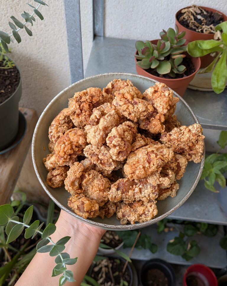 Plate of crispy Japanese chicken karaage served with lemon wedges and Kewpie mayo on Saru's Diary food blog, karaage chicken, Japanese food, saru's not so secret diary, food blog, saru's not so secret diary